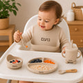 סט כלי אוכל לתינוק בצבע Beige עם שם אישי בזמן הארוחה